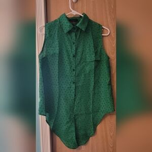 Timing Green Sleeveless Button-Up Shirt with Subtle Pattern